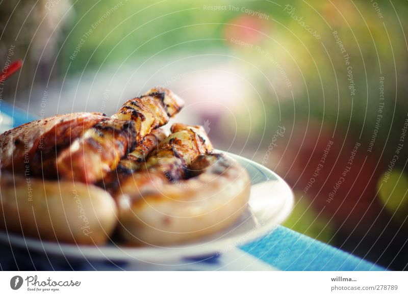 Lieber mit Freude grillen als vor Wut kochen! Bratwürste und Schaschlikspieße im Garten Bratwurst Fleischspieß Steak Ernährung Abendessen Grillen Essen Duft