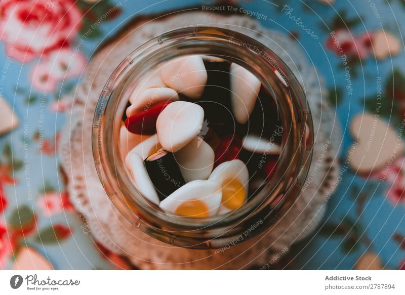 Süße Bonbons in Dosen auf dem Tisch Süßwaren Götterspeise süß Glas mehrfarbig Tischwäsche lecker geschmackvoll viele Zucker Konfekt Dessert Snack mischen