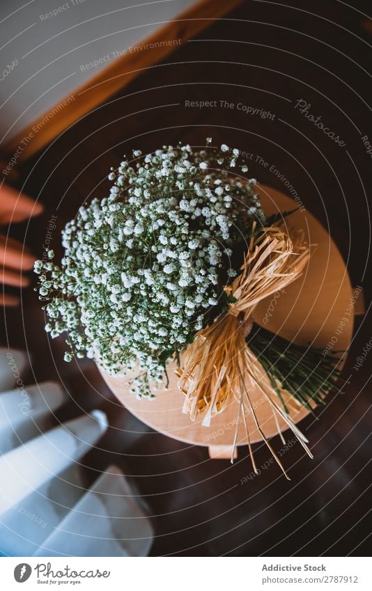 Blumenstrauß aus weißen Blumen auf Ständer stehen Valentinsgruß Haufen frisch geblümt Dekoration & Verzierung Tisch Feste & Feiern romantisch Blüte Pflanze