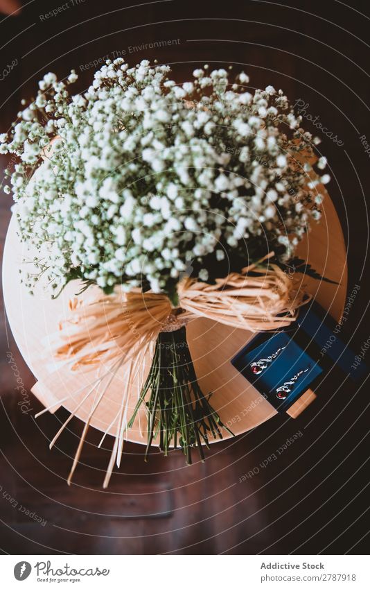 Blumenstrauß aus weißen Blumen und Ohrringen am Ständer stehen Valentinsgruß schön teuer Haufen Kasten Überraschung frisch Tisch Hochzeit