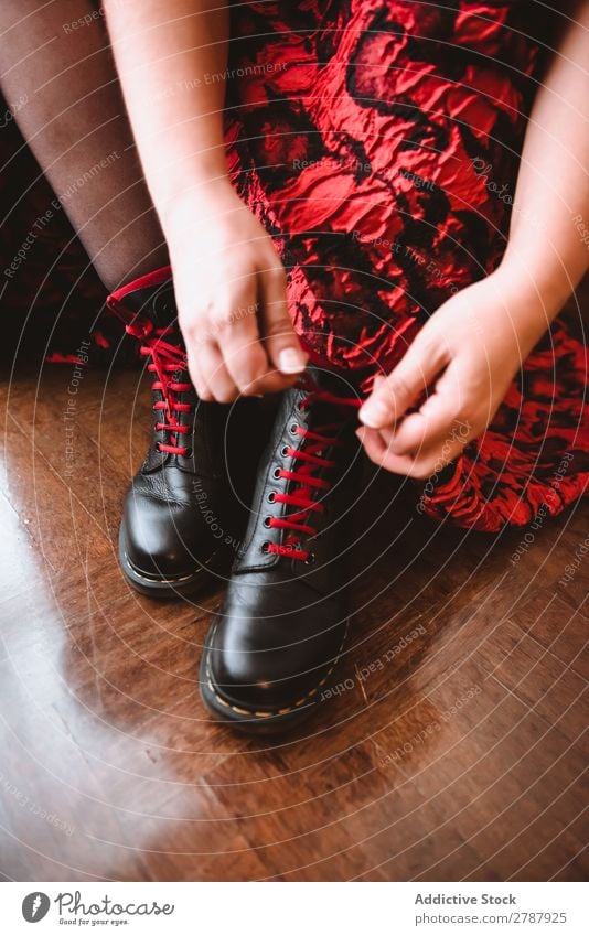 Frau in Kleid Schnürstiefeln Stiefel Schnürung Raum Vorhänge Etage Holz rot Dame Mode Model Stil schwarz Leder Glamour lässig altehrwürdig elegant Schuhe sitzen