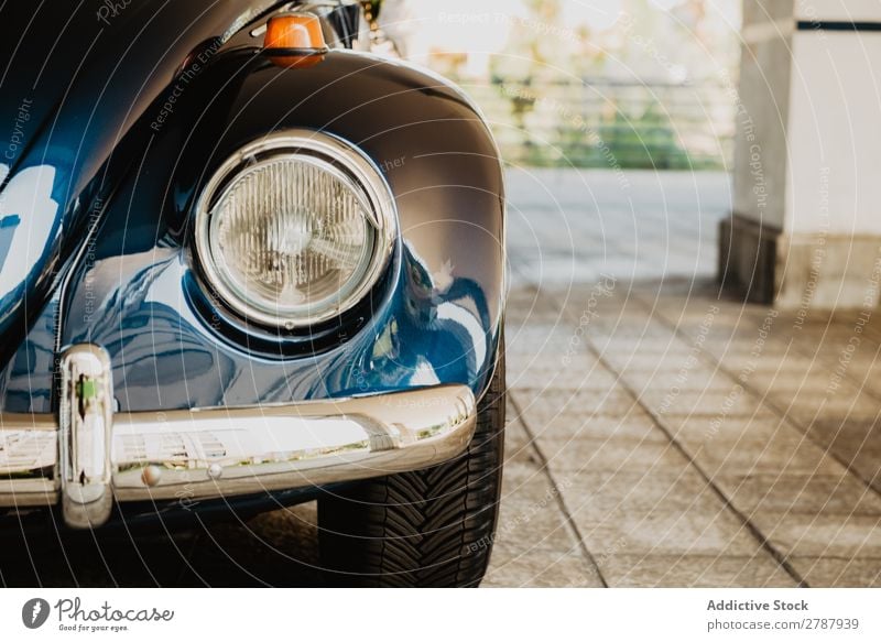 Retrowagen auf der Straße PKW retro Scheinwerfer altehrwürdig Säule blau schön klassisch Reichtum Stil Laufwerk Fahrzeug Antiquität Verkehr Motor Lampe Licht