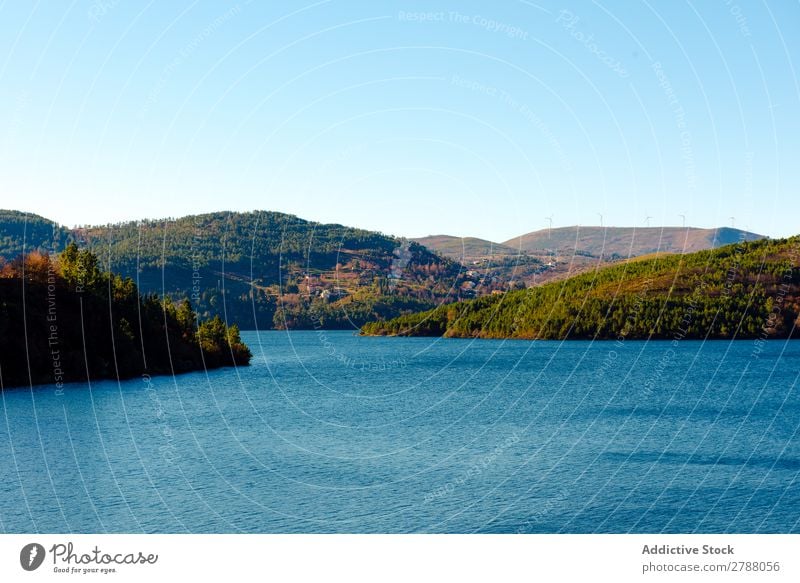 Ruhiger Fluss, der zwischen grünen Hügeln fließt. fließen ruhig Portugal Sonnenstrahlen Tag Landschaft Wasser Natur strömen Menschenleer Gelassenheit friedlich