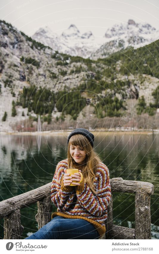 Frau auf Sitz in der Nähe des wunderschönen Sees zwischen den Hügeln im Schnee Pyrenäen wunderbar Wasser Oberfläche Berge u. Gebirge Dame Höhe Baum erstaunlich