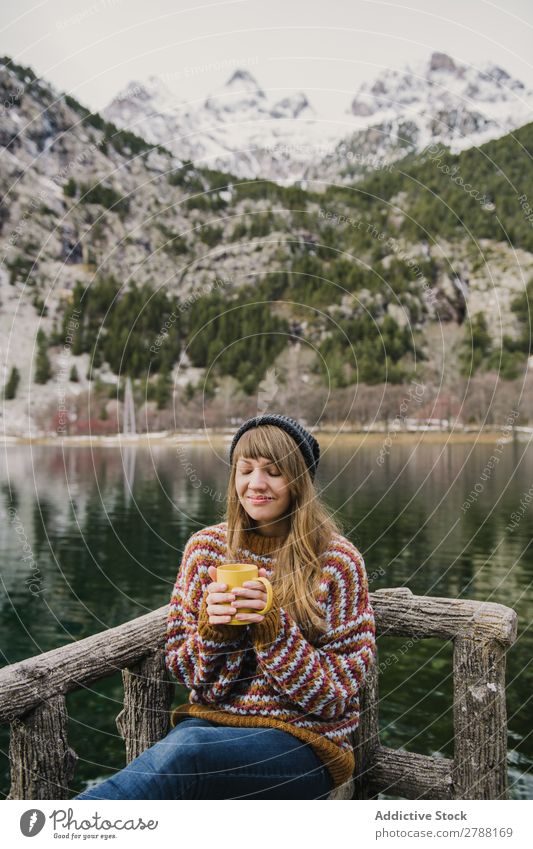 Frau auf Sitz in der Nähe des wunderschönen Sees zwischen den Hügeln im Schnee Pyrenäen wunderbar Wasser Oberfläche Berge u. Gebirge Dame Höhe Baum erstaunlich