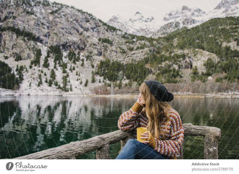 Frau auf Sitz in der Nähe des wunderschönen Sees zwischen den Hügeln im Schnee Pyrenäen wunderbar Wasser Oberfläche Berge u. Gebirge Dame Höhe Baum erstaunlich