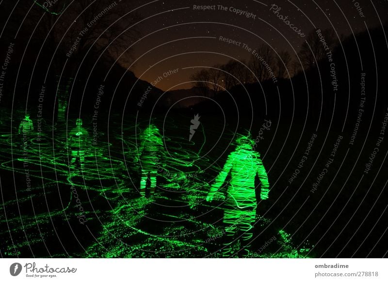 neonlights Mensch maskulin feminin Körper 4 Kunst Umwelt Natur Landschaft Nachthimmel Stern Horizont Baum stehen außergewöhnlich dunkel Zusammensein einzigartig