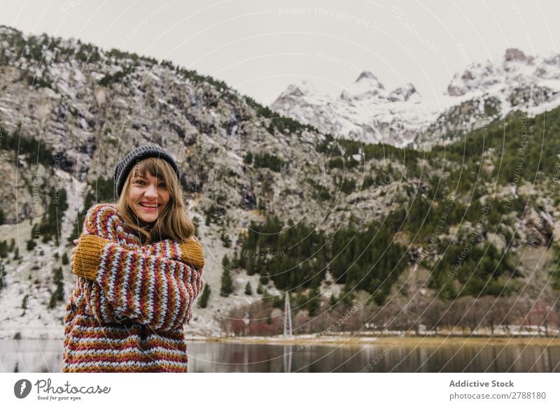 Junge Frau mit gekreuzten Händen am Berg Berge u. Gebirge Hand Pyrenäen Dame Pullover Hut Hügel kalt Blick in die Kamera attraktiv wunderbar Jugendliche anhaben