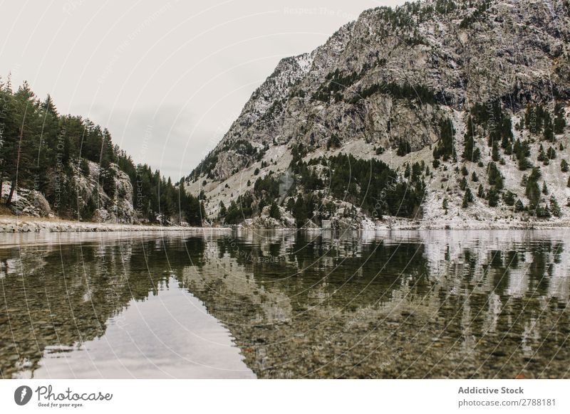 Wunderschöner See zwischen Hügeln im Schnee und bewölktem Himmel Pyrenäen Wolken wunderbar Wasser Oberfläche Berge u. Gebirge Höhe Baum erstaunlich Aussicht