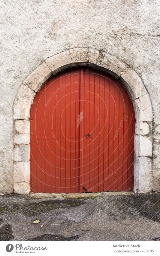 Gebäude mit roter Tür Pyrenäen Konstruktion weiß Fassade alt Stein Ferien & Urlaub & Reisen Straße schön Haus antik kulturell natürlich Architektur Sonnenlicht