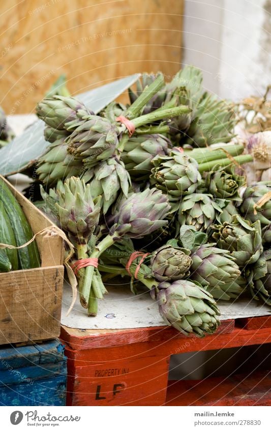 französischer Markt Lebensmittel blau grün rot Artischocke Paletten Frankreich Farbfoto Außenaufnahme Tag Zentralperspektive