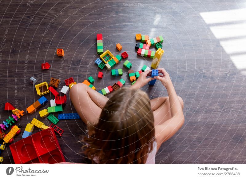 Süßes, lustiges, lustiges Mädchen aus der Kindheit, das zu Hause spielt. Freude Glück Freizeit & Hobby Spielen Kindergarten Schule feminin Finger 1 Mensch