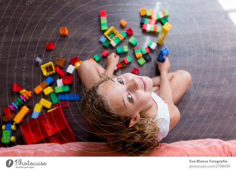 Süßes, lustiges, lustiges Mädchen aus der Kindheit, das zu Hause spielt. Freude Glück Freizeit & Hobby Spielen Kindergarten Schule Mensch feminin Kleinkind