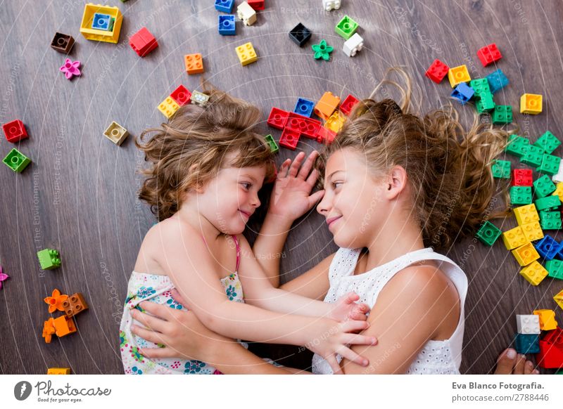 zwei schöne Schwestern, die zu Hause spielen. Lifestyle Freude Spielen Kindergarten Schule Mensch feminin Kleinkind Mädchen Familie & Verwandtschaft Kindheit