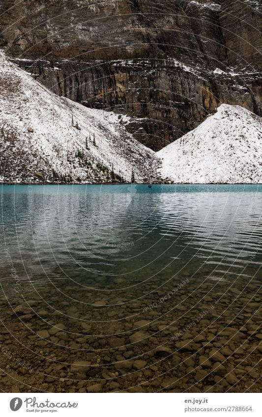 begrenzt Ferien & Urlaub & Reisen Tourismus Ausflug Abenteuer Natur Landschaft Schnee Felsen Berge u. Gebirge Seeufer Moraine Lake Bootsfahrt Ruderboot Kanu