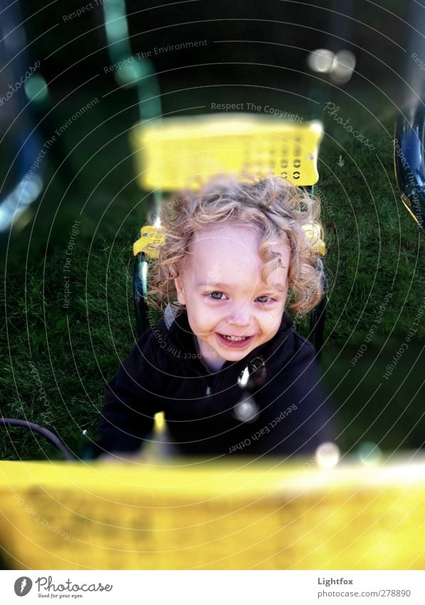 Fri Fra Freude Glück Kindergarten 1 Mensch 1-3 Jahre Kleinkind Spielzeug grün Gefühle Leben Kindheit Farbfoto Außenaufnahme Unschärfe Vogelperspektive