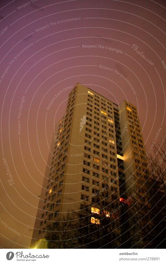 Hochhaus Stadt Hauptstadt Stadtzentrum Haus Traumhaus Bauwerk Gebäude Architektur Mauer Wand Fassade Fenster gut schön Gefühle Etage Nachtstimmung Beleuchtung