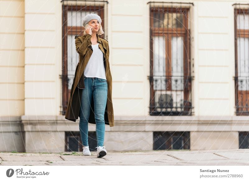 Porträt einer jungen Frau mit ihrem Handy. Jugendliche blond Glück Mädchen schön benutzend Mobile Telefon Telefongespräch Sprechen Außenaufnahme attraktiv