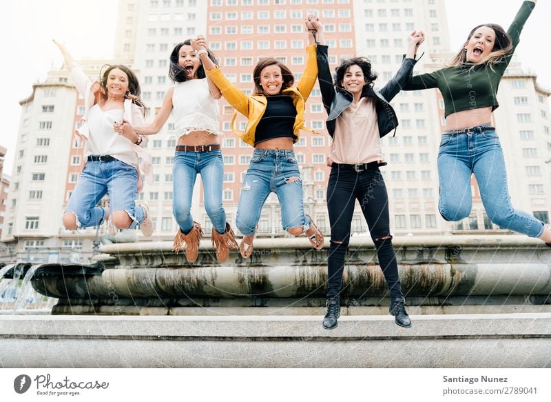 Frauen, die Freundschaftsglück springen. Großstadt Jugendliche Freude Glück Straße Sommer Mensch Mädchen Menschengruppe Lifestyle heiter lässig Außenaufnahme