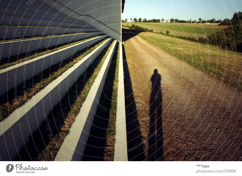 selbstportrait. Mauer Wand Treppe Perspektive Schatten Schattenspiel Zentralperspektive Gebäude Wege & Pfade Fußweg Natur Beton Kontrast Horizont Schotterweg