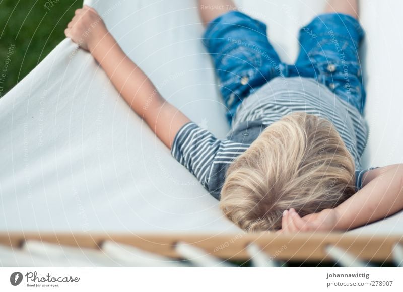 ausruhen. Freude Sommer Sonne Garten Schwimmbad Kleinkind Wasser Wärme Wiese blau Glück Zufriedenheit Lebensfreude Sicherheit Geborgenheit weiÃŸ Junge