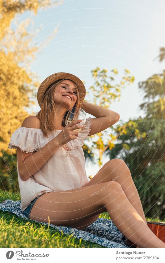 Schöne Frau, die Spaß daran hat, Wein zu trinken. Picknick Jugendliche Park Glück Sommer Mensch Freude Erwachsene Mädchen hübsch Freundlichkeit schön 1 Glas