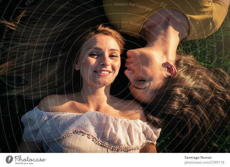 Schöne Frauen, die Spaß im Park haben. Freundschaft Jugendliche Küssen Glück Sommer Mensch Freude Fotografie Selfie Spielen Musik Erwachsene Mädchen hübsch