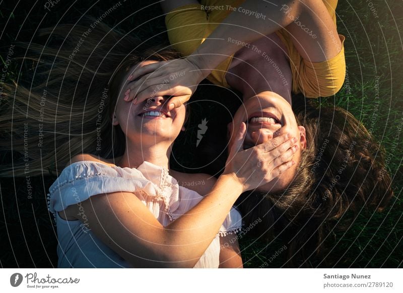 Schöne Frauen, die Spaß im Park haben. Freundschaft Jugendliche Glück Sommer Mensch Freude Fotografie Selfie Spielen Musik Erwachsene Mädchen hübsch Liebe