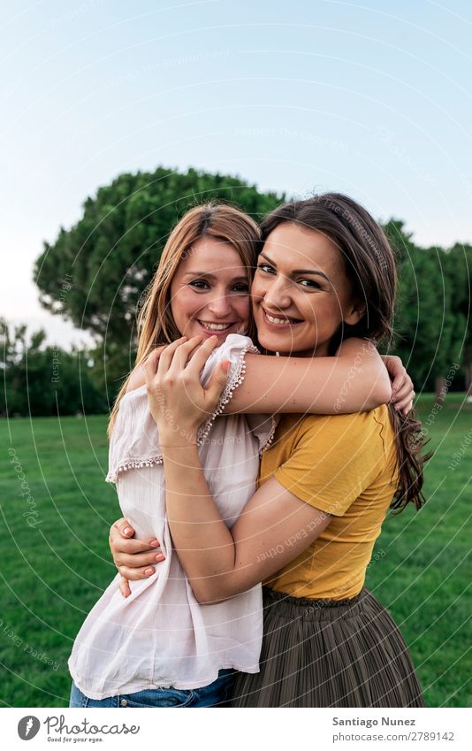 Schöne Frauen lächeln und Spaß haben. Picknick Freundschaft Jugendliche Park Glück Umarmen Sommer Mensch Freude Spielen Erwachsene Mädchen hübsch Porträt schön