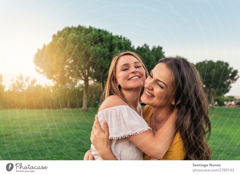 Schöne Frauen, die lächeln und Spaß im Park haben. Picknick Freundschaft Jugendliche Glück Umarmen Sommer Mensch Freude Spielen Erwachsene Mädchen hübsch