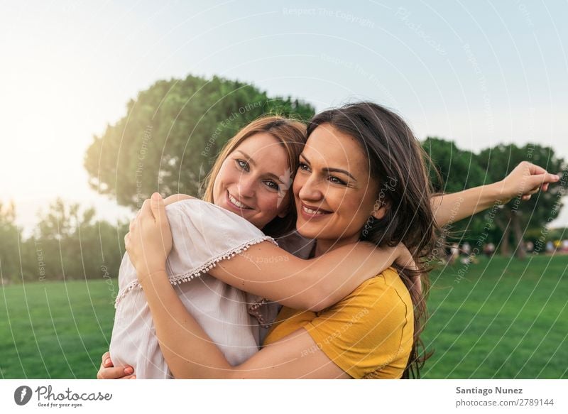 Schöne Frauen lächeln und Spaß haben. Picknick Freundschaft Jugendliche Park Glück Umarmen Sommer Mensch Freude Spielen Erwachsene Mädchen hübsch Porträt schön