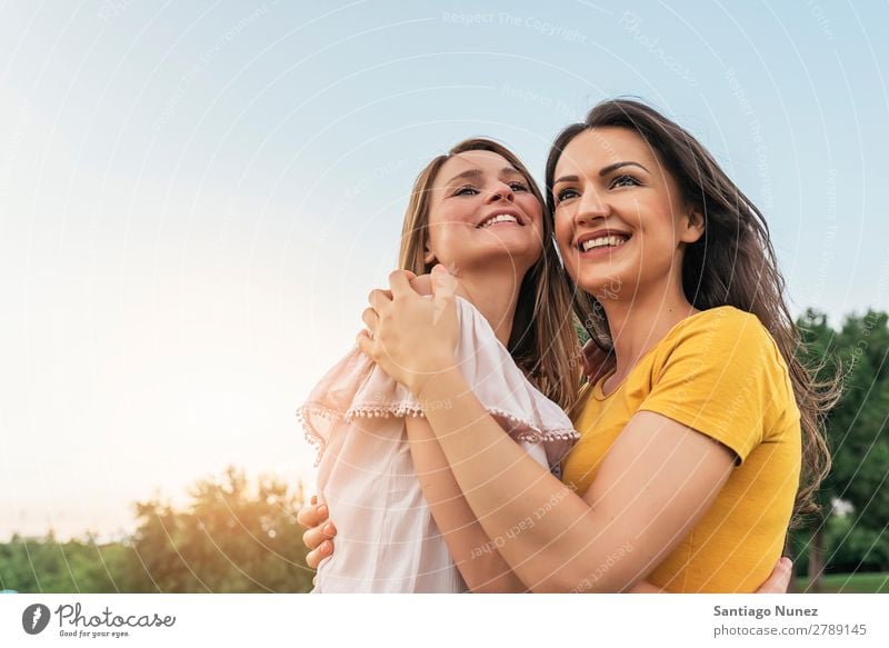 Schöne Frauen, die lächeln und Spaß im Park haben. Picknick Freundschaft Jugendliche Glück Umarmen Sommer Mensch Freude Spielen Erwachsene Mädchen hübsch