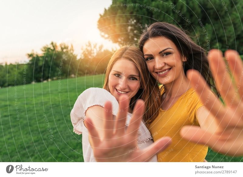 Schöne Frauen, die lächeln und Spaß im Park haben. Picknick Freundschaft Jugendliche Glück Umarmen Hand Sommer Mensch Freude Spielen Erwachsene Mädchen hübsch