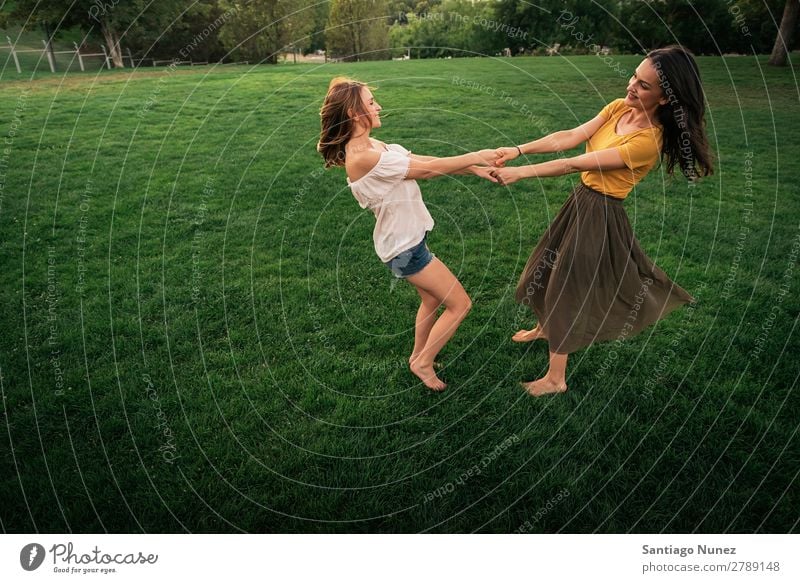 Schöne Frauen lächeln und Spaß haben. Picknick Freundschaft Jugendliche Hand Spielen Park Glück Sommer Mensch Freude lustig Halt Teamwork Zusammenarbeit