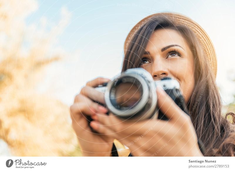 Junge Frau, die eine Kamera benutzt, um ein Foto zu machen. Fotograf Fotografie Fotokamera Jugendliche Mädchen digital weiß Freizeit & Hobby 1 nehmen analog