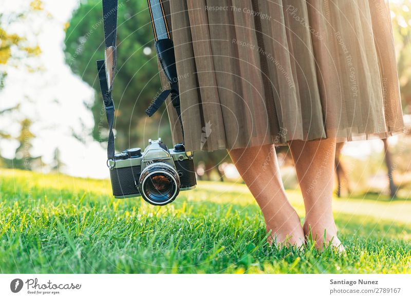 Nahaufnahme eines Fotografen mit seiner Kamera. Fotokamera professionell Fotografie analog Tasche lässig Freizeitkleidung reflektorisch kaukasische Ethnizität