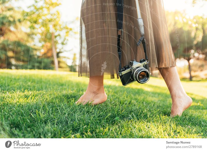 Nahaufnahme eines Fotografen mit seiner Kamera. Fotokamera professionell Fotografie analog Tasche lässig Freizeitkleidung reflektorisch kaukasische Ethnizität