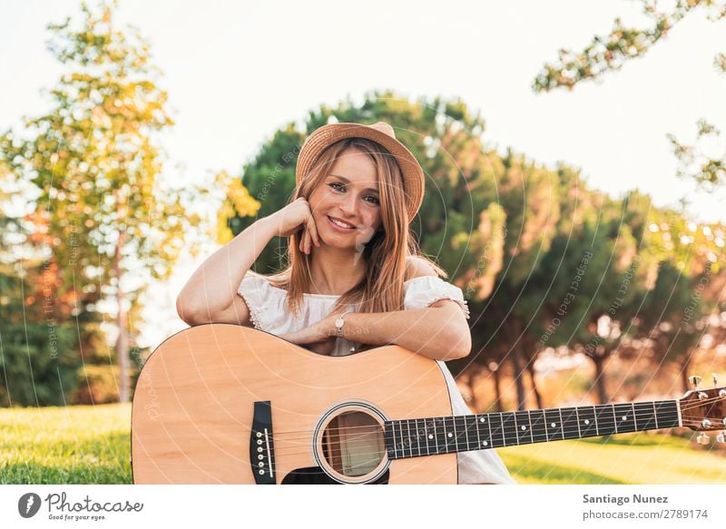 Schöne Frau, die Gitarre spielt. Picknick Jugendliche Gitarrenspieler Park Glück Sommer Mensch Freude Spielen Musik Erwachsene Mädchen hübsch Porträt