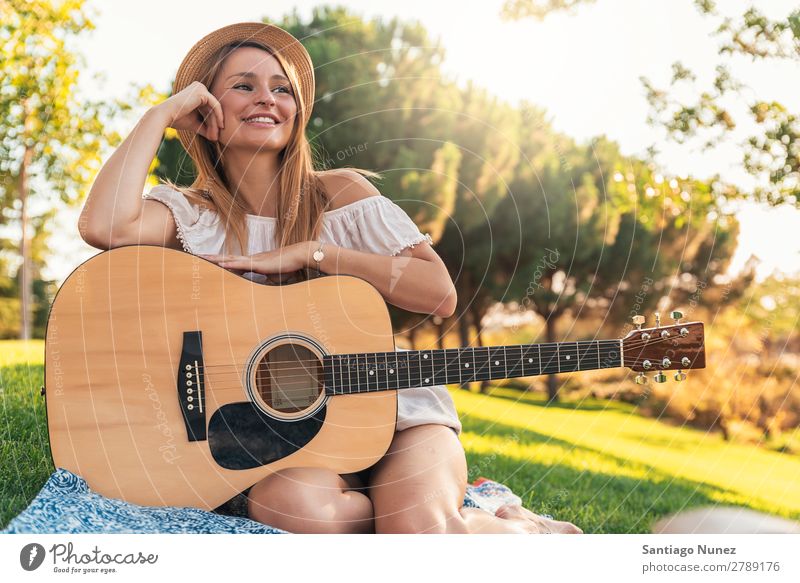 Schöne Frau, die Gitarre spielt. Picknick Jugendliche Gitarrenspieler Park Glück Sommer Mensch Freude Spielen Musik Erwachsene Mädchen hübsch Porträt