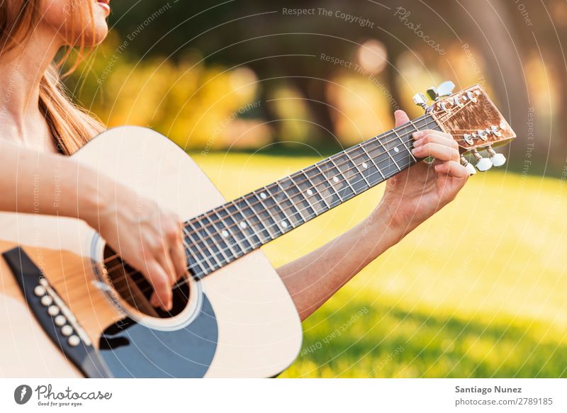 Schöne Frau, die Gitarre spielt. Picknick Jugendliche Gitarrenspieler Park Glück Sommer Mensch Freude Spielen Musik Erwachsene Mädchen hübsch Porträt