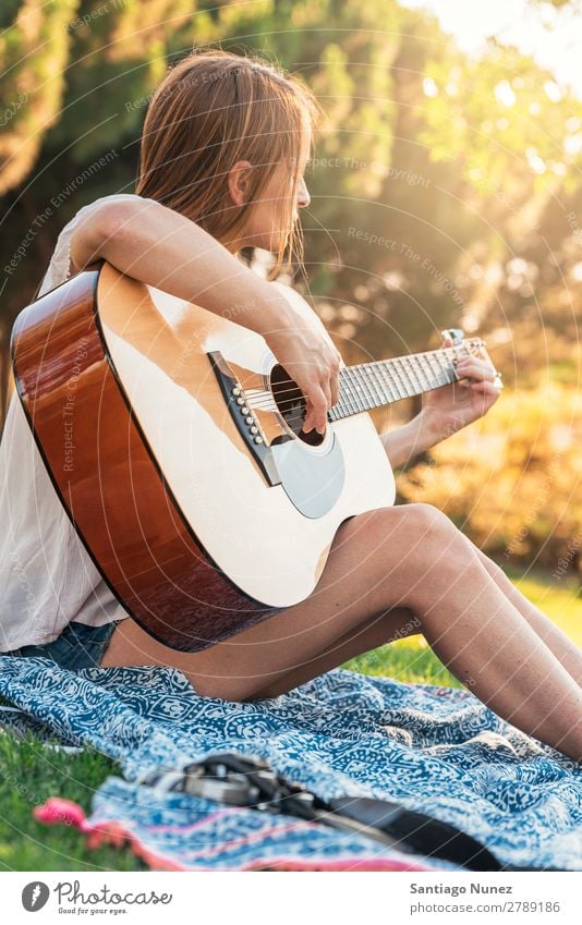 Schöne Frau, die Gitarre spielt. Picknick Jugendliche Gitarrenspieler Park Glück Sommer Mensch Freude Spielen Musik Erwachsene Mädchen hübsch Freundlichkeit