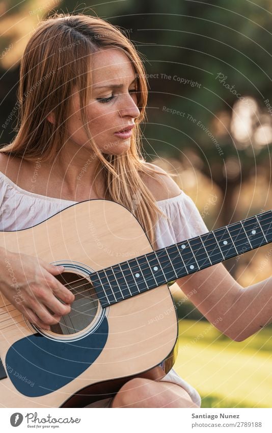 Schöne Frau, die Gitarre spielt. Picknick Jugendliche Gitarrenspieler Park Glück Sommer Mensch Freude Spielen Musik Erwachsene Mädchen hübsch Freundlichkeit