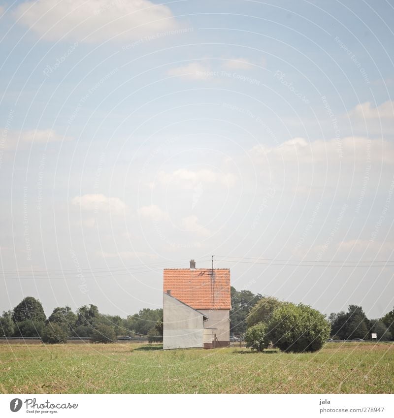 haus Umwelt Natur Landschaft Himmel Wolken Sommer Schönes Wetter Pflanze Baum Gras Sträucher Wiese Menschenleer Haus Bauwerk Gebäude Architektur natürlich