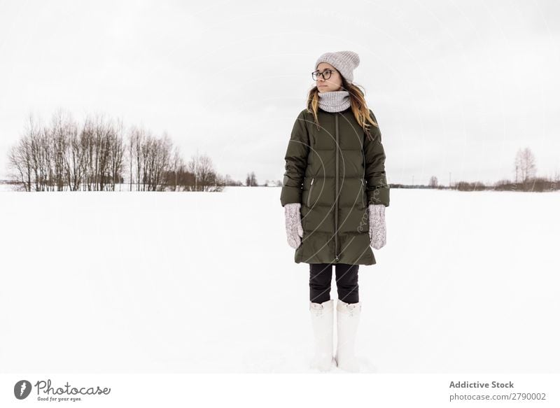 Junge Frau im Winter trägt auf dem Schneefeld Feld anhaben Vilnius Litauen Wiese Stoff Wärme Dame Jugendliche attraktiv schön Natur weiß Landschaft kalt Frost