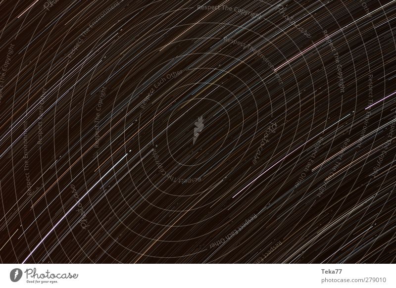 Sternspuren Nachthimmel ästhetisch gelb schwarz weiß Unendlichkeit Gedeckte Farben Außenaufnahme Menschenleer Langzeitbelichtung Low Key Panorama (Aussicht)