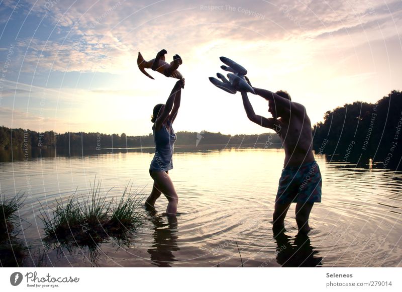 Kampf der Titanen Spielen Sommer Sonne Sonnenbad Strand Wellen Mensch maskulin feminin Frau Erwachsene Mann 2 Umwelt Natur Landschaft Wasser Himmel Wolken