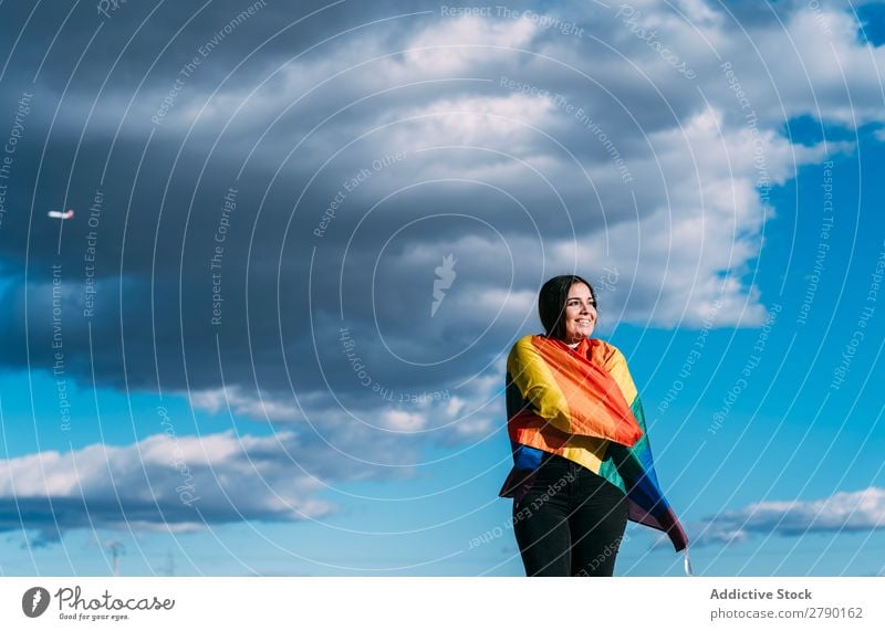 Junge Frau mit schwuler Flagge Feste & Feiern Halt Symbole & Metaphern Orientierung Toleranz Außenaufnahme Festspiele bisexuell Homosexualität Gleichstellung