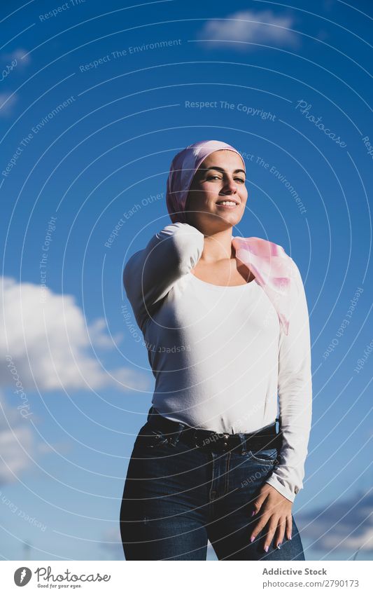 Junge schöne Frau mit Krebs-Kopftuch Erkenntnis Krankheit selbstbewußt stehen Überlebender Foulard Erwachsene Kämpfer Kampagne rosa Erholung Frauenbrust Patient