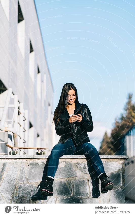 Frau im Gespräch auf dem Handy Lifestyle Halt Mensch Mädchen Business Chatten App benutzend Technik & Technologie Dame Mitteilung PDA Medien Blick