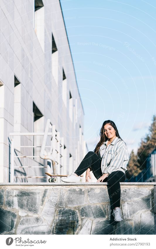 Junge Frau, die mit Skateboard posiert. 1 Halt Aussicht Erwachsene Skateboarding Jugendliche Freizeit & Hobby Longboard sitzen Freude lässig Mädchen Straße